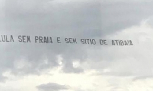Avião com nova faixa anti-lula sobrevoa as praias do litoral