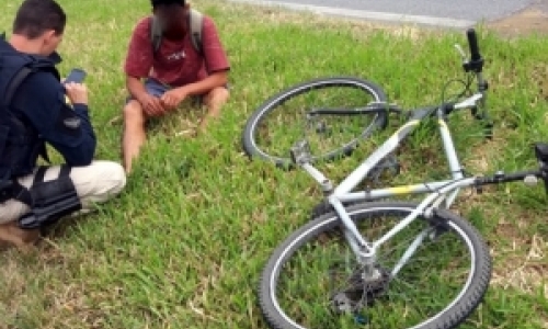 Ciclista é flagrado pedalando na contramão dos veículos na BR-101