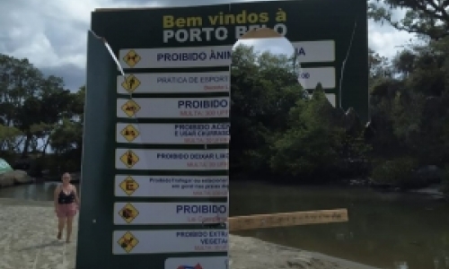 Placas de sinalização turística são depredadas em cidade da região