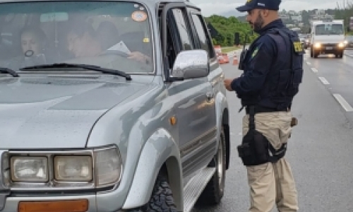 PRF realiza fiscalização em veículos estrangeiros na BR-101