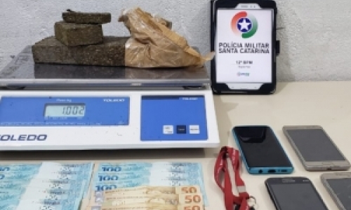 Pai e filho são presos acusados de venderem drogas na própria casa