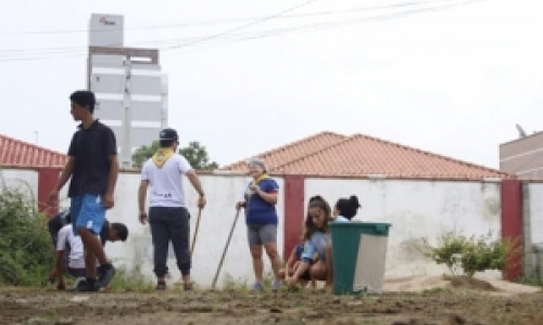 Grupos de jovens de Tijucas se reúnem para revitalizar escola