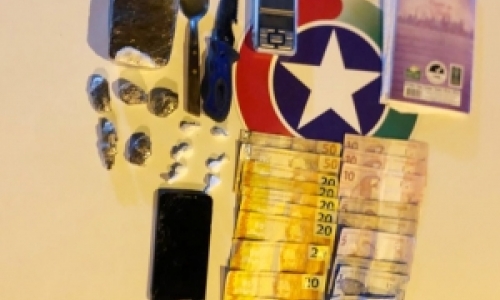 Preso por tráfico de drogas é abordado em veículo durante a madrugada  