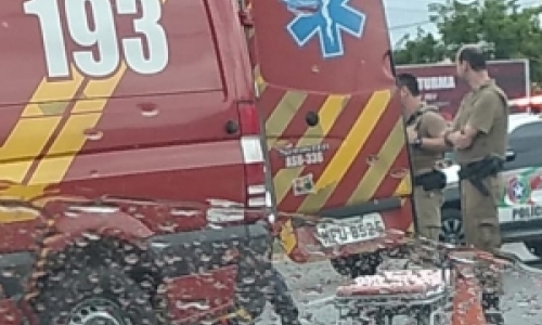Colisão entre carro e moto deixa mulher ferida na SC-410