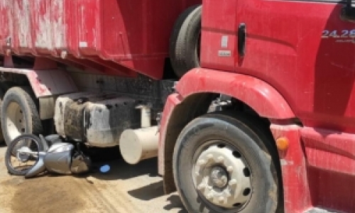 Motociclista morre em colisão envolvendo caminhão em Tijucas