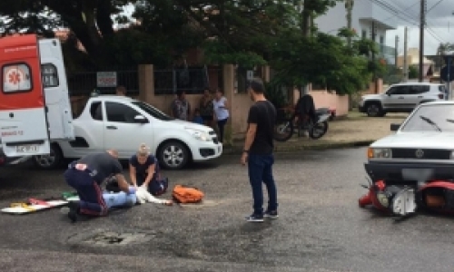 Motociclista é atingida por carro ao tentar contornar rótula