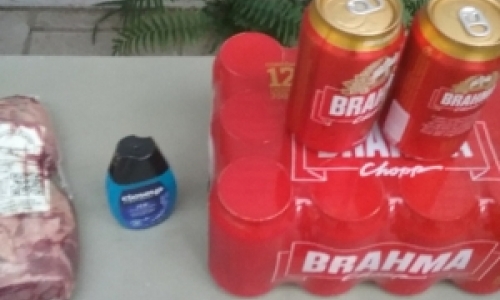 Homem tenta furtar caixa de cerveja e peça de carne em supermercado