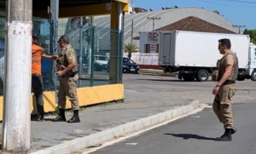 Funcionário terceirizado da prefeitura desacata policial e é abordado