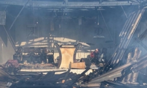 Igreja e automóvel ficam destruídos em incêndio de grandes proporções