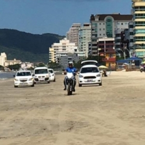 Itapema monta força-tarefa para orientar pessoas a saírem das praias 