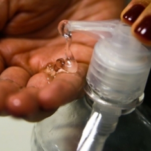 Alcool gel é realmente eficaz? Saiba os mitos e verdades