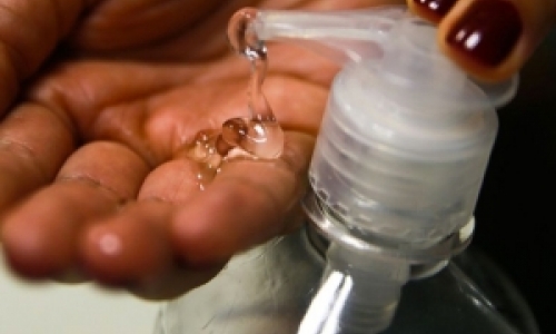 Alcool gel é realmente eficaz? Saiba os mitos e verdades