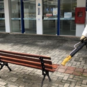 Ruas recebem limpeza e aplicação de produto que combate vírus e bactérias