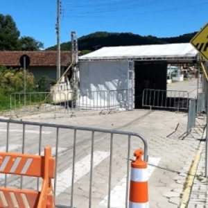 Bombinhas instala drive thru de triagem aos sintomas do coronavírus