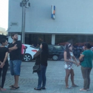 Pessoas são flagradas criando aglomerações em filas de bancos na região