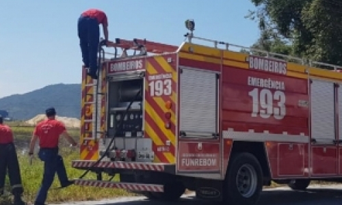 Fogueira para queimar entulhos se transforma em grande incêndio 