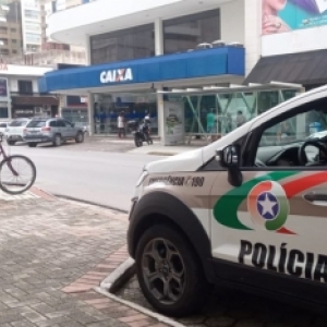 Estabelecimentos não respeitam decreto e são orientados a fechar