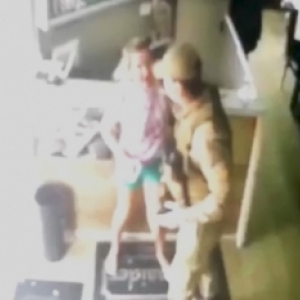 Vídeo mostra momento em que polícia fecha salão de beleza