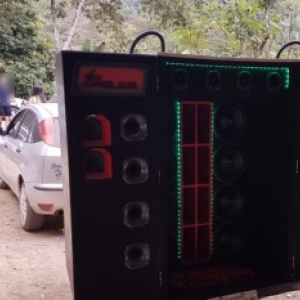 FLAGRANTE: Festa regada a bebida, som alto e aglomeração de pessoas