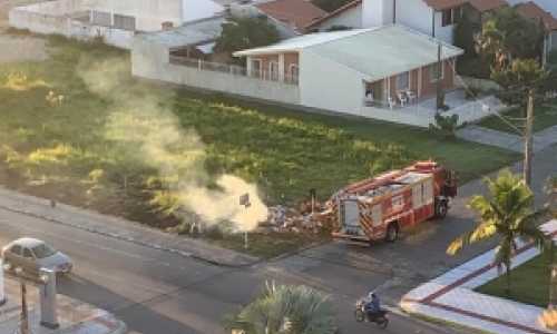 Foco de incêndio é registrado em entulhos de terreno baldio 