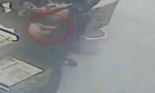 Câmeras de segurança gravam assalto em supermercado