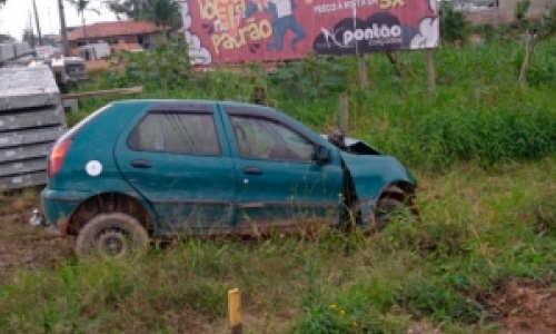 Colisão entre carro e caminhão deixa uma pessoa ferida