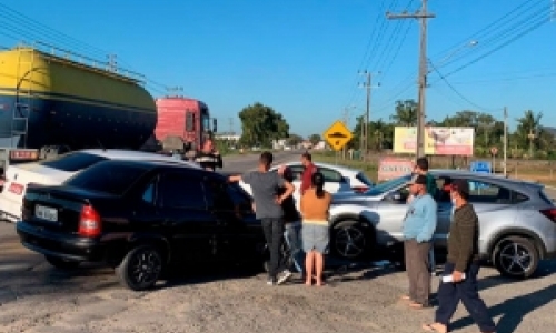 Taxista e outros dois veículos se envolvem em colisão na SC-410