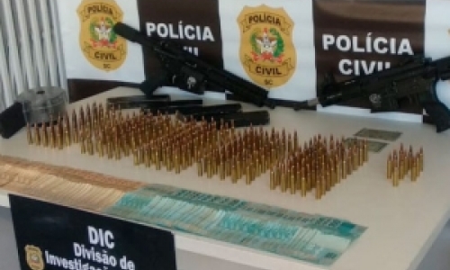 Fuzis e munições são apreendidos; mala com cocaína foi encontrada