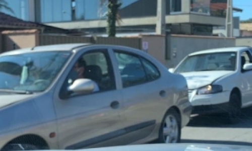Colisão entre dois veículos deixa trânsito lento em avenida 