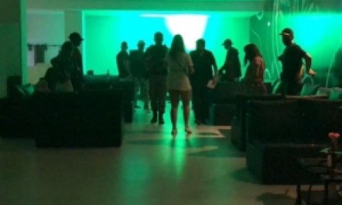 Tabacaria é flagrada pela segunda vez com realização de eventos e aglomeração de pessoas