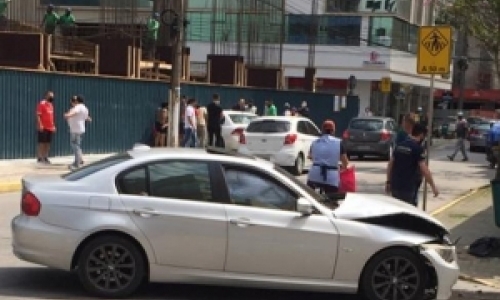 Colisão entre carros deixa homem ferido em movimentada avenida