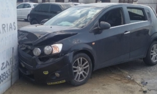 AGORA: Veículo colide contra carro e acerta muro de residência 