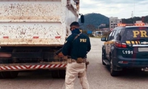 Caminhão furtado há cinco anos é recuperado na rodovia BR-101