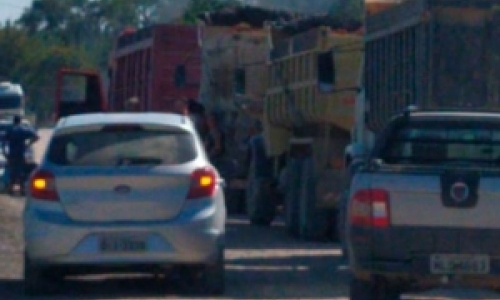 Moradores trancam rua em manifestação contra problema grave de poeira