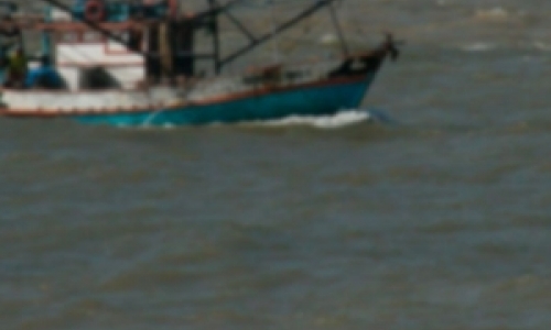 Embarcação com tripulantes fica à deriva e é resgatada