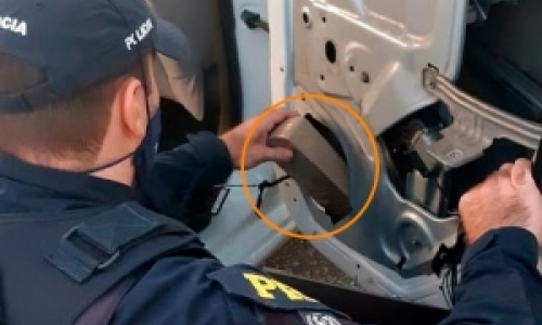 Mulher é flagrada com matéria-prima para drogas escondida nas portas de carro
