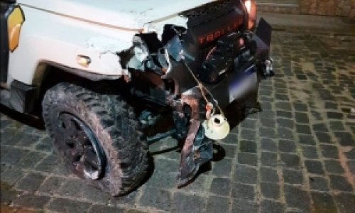 Motorista visivelmente embriagado perde controle da direção e acerta parede de loja
