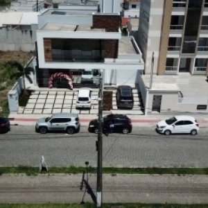 Último dia de feirão leva clientes a imobiliária em busca de ofertas 