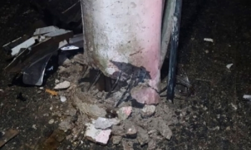 Motorista abandona carro após danificar completamente base de poste em colisão