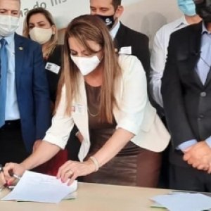 Cidade da região assina protocolo para compra de vacina contra a Covid