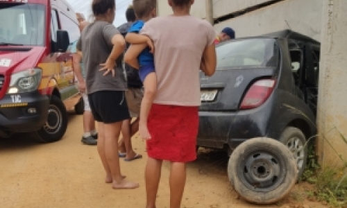 Veículo ocupado por quatro pessoas colide em lateral de prédio 