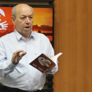 Com valor revertido para campanha, livro de crônicas é lançado em Tijucas