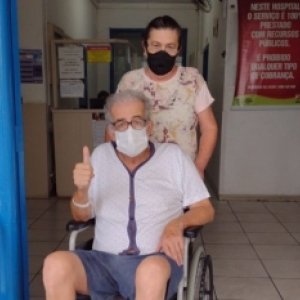 Curado do coronavírus, ex-prefeito recebe alta de unidade hospitalar