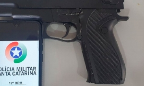 Mulher foge e pede socorro após marido embriagado ameaçar bater em crianças 