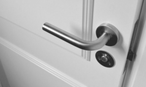Apartamento é invadido e diversos pertences são levados por criminosos
