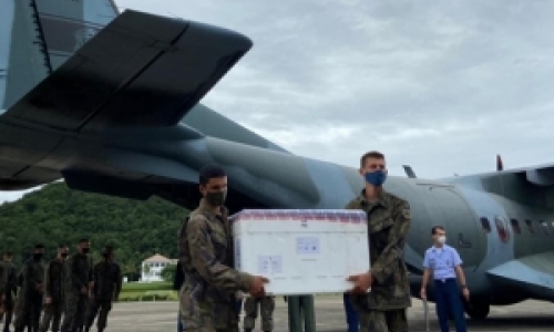 Vacinas chegam em Santa Catarina e população começará a ser imunizada hoje