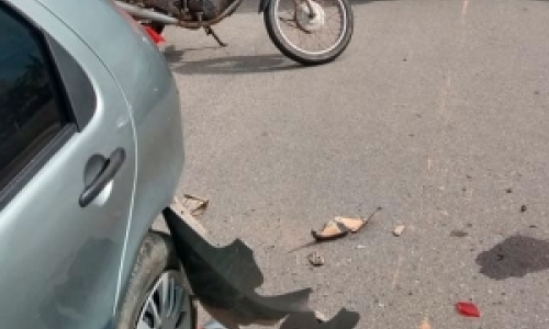 Rapaz sofre fratura durante colisão entre carro e moto no Centro