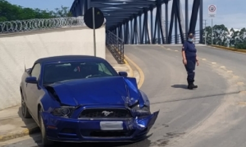 Veículo de luxo colide em lateral de caminhão caçamba em Tijucas