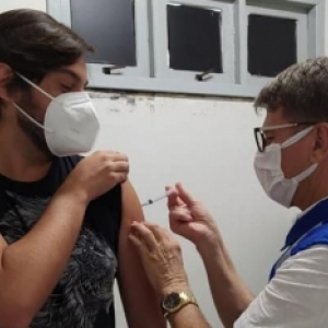 Tijucas recebe lote com 510 unidades da vacina contra o coronavírus