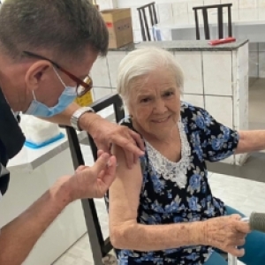 Idosos recebem segunda dose da vacina contra o coronavírus em Tijucas